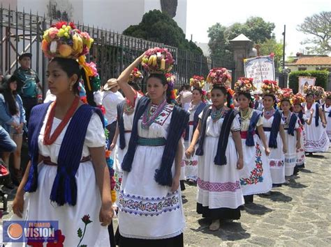 Desfile De Aguadoras Domingo De Pascua En Uruapan Michoacán