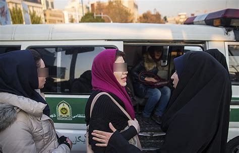 مبارزه علیه حجاب اجباری فرع است و مردم ایران نباید مسائل اساسی رژیم را