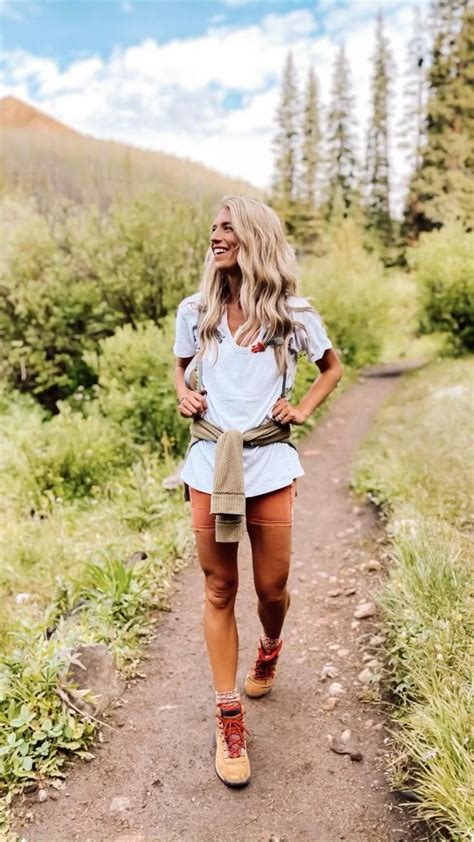 Hiking Outfit Women How To Style Hiking Outfits In 2021 Camping Outfits For Women Hiking