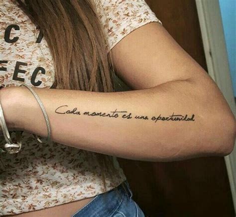 Tatuaje Frase Cada Momento Es Una Oportunidad Tatuajes Para Mujeres Tatuajes Escritos