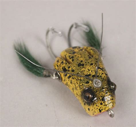 Paw Paw Weedless Wow Fishing Lure In Box