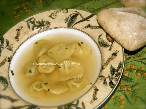 Stemperare in 180 g di brodo 2 cucchiai di crema di riso precotta. Tortelli in brodo di zucca ripieni di broccoli, cavolfiore ...