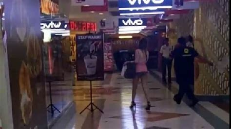 Wanita Ini Hebohkan Plaza Simpanglima Semarang Hanya Pakai Celana
