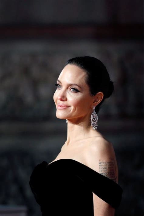 10 Times Angelina Jolies Spectacular Jewellery Lit Up The Red Carpet
