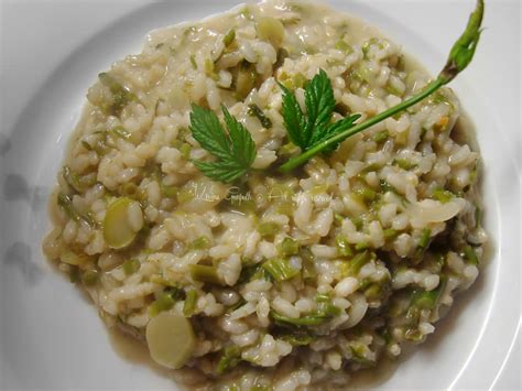 Una volta imbiondito lo scalogno metterci i bruscandoli e salare. RISOTTO BRUSCANDOLI - germogli selvatici