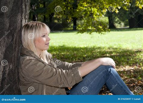 Junge Frau Die Im Park Sitzt Stockbild Bild Von Frau Jugendlicher