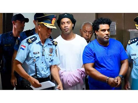 Qual foi o desfecho da prisão de Ronaldinho no Paraguai por passaporte falso