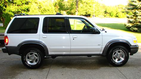 Gain insight into the 2000 explorer from a walkaround and road test to review its drivability, comfort the inside of the ford explorer looks like america's living room, which is appropriate, considering. 2000 Ford Explorer - Pictures - CarGurus
