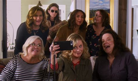 Wine Country Review Amy Poehler And Tina Fey Drink Up In Netflix Comedy