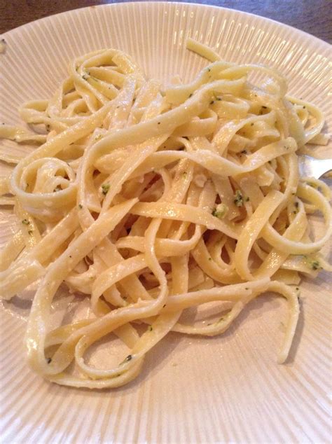 That one had a lighter sauce, made by combining cream and unsweetened almond milk in addition to the parmesan cheese. Alfredo Sauce Using Cream Cheese And Heavy Whipping Cream - Homemade Copycat Olive Garden ...
