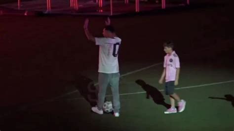 Talentoso Como Papá Thiago Messi Le Tiró Un Caño A Lionel En Plena