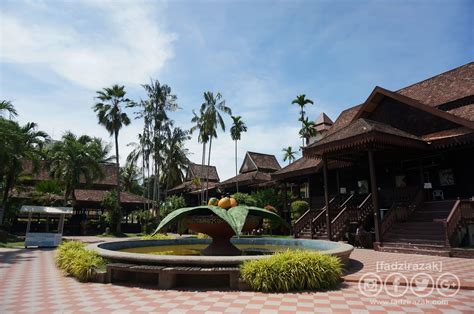 Berikut adalah antara tempat menarik di johor bahru yang boleh dilawati bersama keluarga. Tempat Menarik Kota Bharu - Kampung Kraftangan Kelantan ...