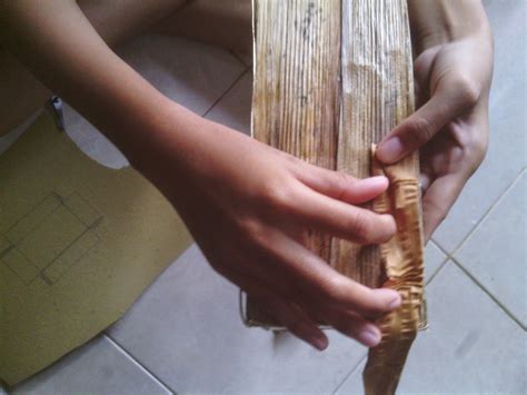 > kerajinan yang berasal dari pelepah pisang mungkin masih kurang begitu familiar di telinga kita. Kotak Tissue Cantik dari Pelepah Pisang Kering ~ darmacitya