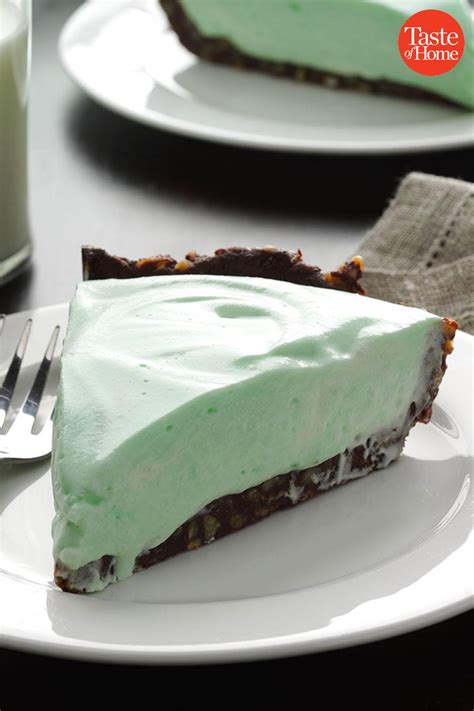 Beautiful, vibrant layers, a modern take on retro flavours and light enough for a slice after the main event. Marshmallow Grasshopper Pie | Grasshopper pie, Desserts ...