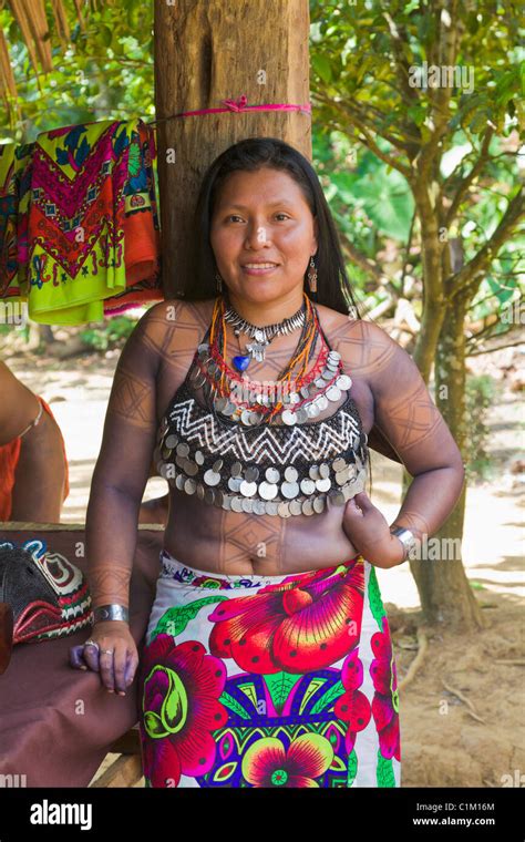 la donna dei nativi indiani della tribù embera embera village panama foto stock alamy