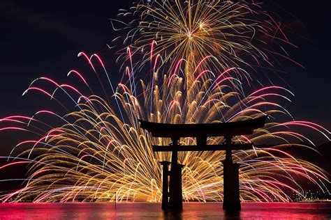 Visit Japan The Miyajima Water Fireworks Festival Is A Stunning