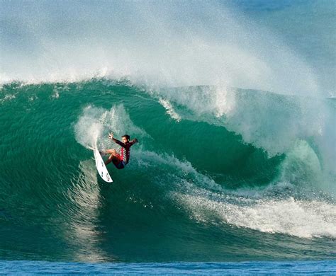 Surfing In Honolulu 12 Best Surf Spots And Schools