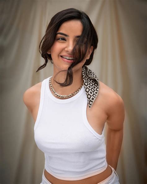 kashmira pardeshi has got some nice tits on her scrolller