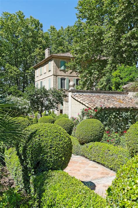 Want your bedroom to be a mix of french provençal, midcentury staples, and contemporary art? Decor & Travel : The French Chateau Mireille, St-Rémy-de ...