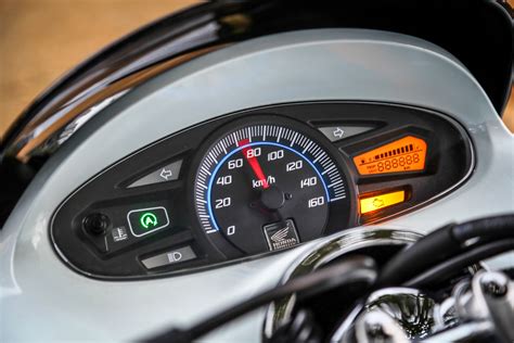 It offers the fuel economy of the most frugal scooters out there, but it's big enough and powerful enough to carry a passenger and. Ficha técnica da Honda PCX 150 2013 a 2022