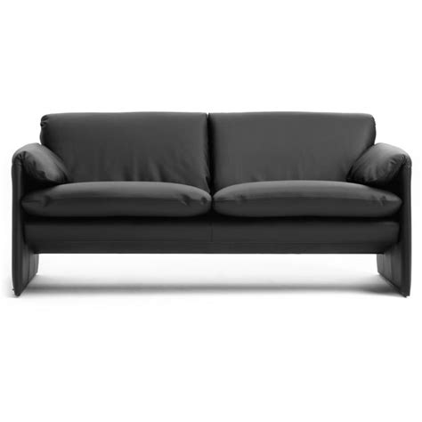 The bora bora sofa has a solid wood structure covered in velvet and the colors are chosen by the customer. Sofa series Bora Bora (low backrest) by Leolux