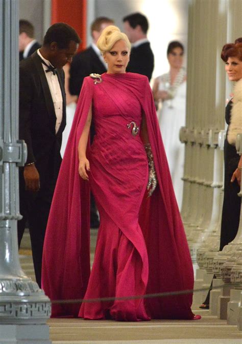 Lady Gaga Looks Glamorous On The Set Of American Horror Story Hotel Fringues De Séries
