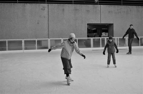 Anyway, i chuckled as one guy hugged the wall as he skated. he obviously gave in to his girlfriend for a trip to the ice rink. Leaf Dance Photography: Ice Skating at Crown Center ...