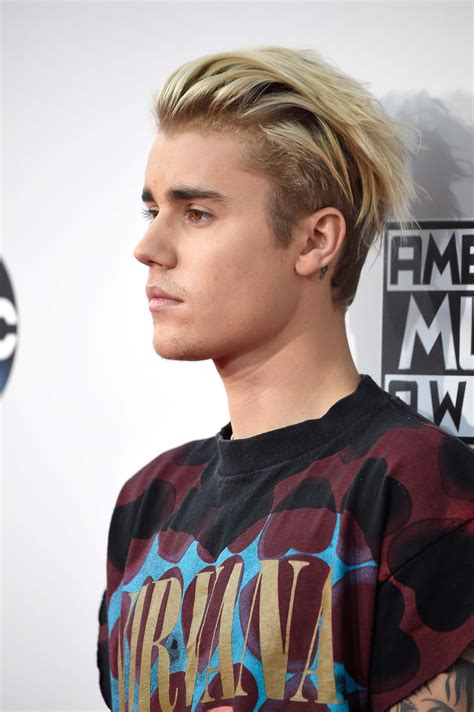 This justin bieber photo contains six pack, abs, ab crack, flat stomach, and hunk. Every Photo You Need of Justin Bieber at the 2015 AMAs ...