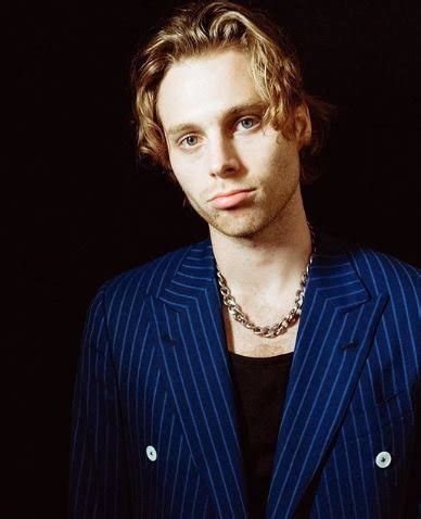 Many famous women have dated 5 seconds of summer lead singer luke hemmings, and this list will give you more details about these lucky ladies. Luke Hemmings Wiki, Age, Girlfriend, Biography & More ...
