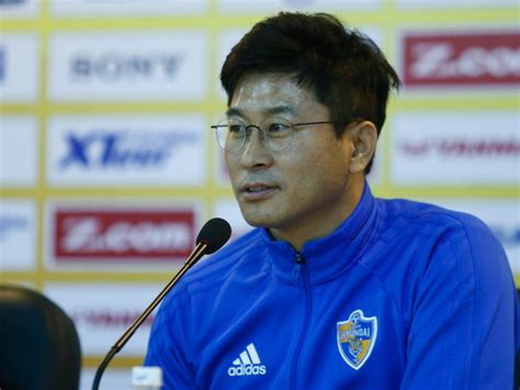 Profesyonel futbolculuk kariyerine 1993 yılında sangmu kulübünde başladı. HLV Kim Do-hoon: Tôi muốn chọn Quang Hải về đội của mình