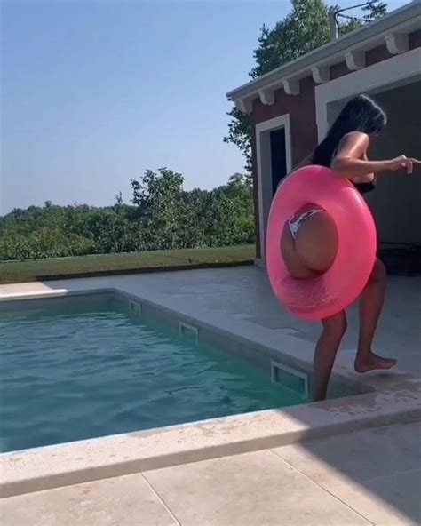 Хорватская девушка ivana с сексуальной задницей в бассейне xhamster