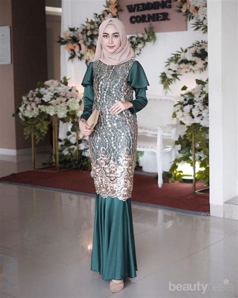 Daftar isi model baju kondangan memadukan beberapa jenis kain 10 model baju kondangan terbaru saat ini baju pesta ivan gunawan model terbaru yang mewah untuk jadi tren kondangan & wedding 2020 | stylo.id. Model Baju Kondangan Terbaru 2020 / Tren Baju Kondangan ...