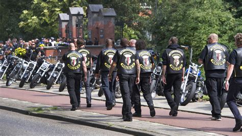 Ifølge aflytningerne ville de tre medlemmer fra vangkvarteret gerne optages i satudarah. Ex-leider motorclub: 'Satudarah werd dictatoriaal ...
