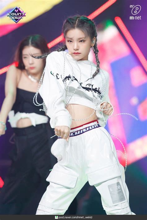 Itzy Yeji Kpop Girl Groups Korean Girl Groups Kpop Girls Stage Outfits Kpop Outfits