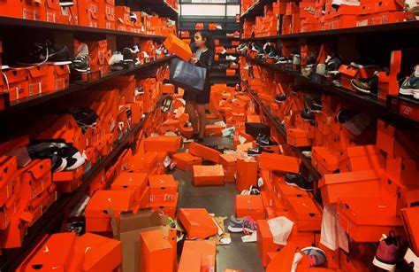 What Stores Will Have Converse Onsale Black Friday - Black Friday Sale Destroys Seattle Nike Outlet - SneakerNews.com