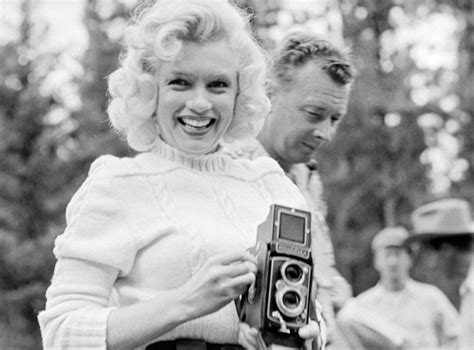 Rarely Seen Photographs Of ‘injured Marilyn Monroe On Crutches In