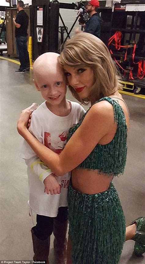 Taylor Swift Meets With Young Cancer Sufferer Backstage At Her Atlanta