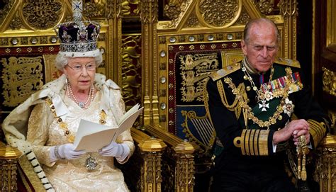 Prima la visita da napolitano, poi da papa francesco. La Regina Elisabetta II abdicherà la notte di Natale ...