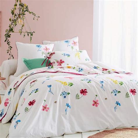 Il traîne par je préfère retourner acheter mes housses de couettes en magasin en tous cas pas chez francoise saget. Housse de couette Bouquet Fleuri | Françoise Saget