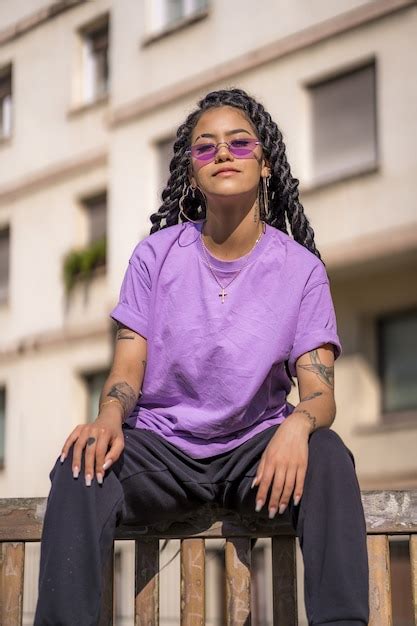 Retrato De Uma Mulher Afro Americana Cabelo Comprido Uma Camisa