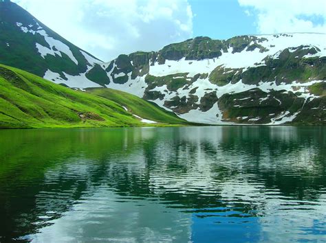 Top 5 Most Beautiful Lakes in Pakistan That You Must Visit
