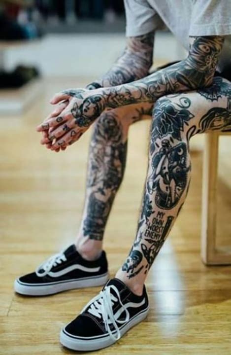 If you have tall and thin legs and want to show off with a get this tattoo design. 19 hình xăm chân ấn tượng dành cho mọi chàng trai | ELLE Man