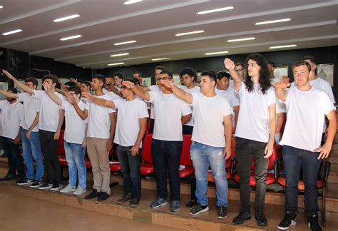 Jovens Realizam Juramento À Bandeira Nacional Prefeitura Municipal De Cambira Pr