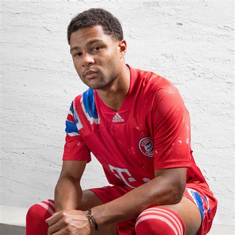 Refine your kit and suit up in your all new fc bayern outfit, complete with home jersey and matching fc bayern shorts. Bayern München 2020-21 Sondertrikot