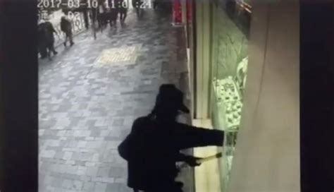 Brazen Thief Shatters Window And Snatches Diamond Ring From Hk