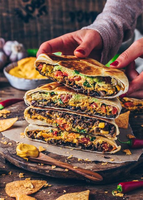 It's a fun recipe to make with other people because you can customize your own crunchwrap. Burrito Wraps XXL "Crunchwrap Supreme" | Vegan - Bianca ...