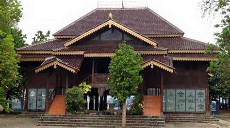 Nuwou sesat memiliki arsitektur rumah berbentuk rumah panggung. Rumah Adat Lampung: Sejarah dan Penjelasan Lengkap Beserta Gambar