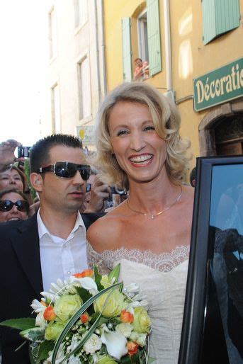 Retour Sur Le Mariage De Jean Dujardin Et Alexandra Lamy Robe Sirène Et Foule En Délire