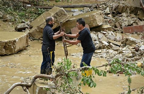 Heavy Rains Floods Hit Italy At Least 6 Killed 2 Missing In Tuscany Daily Sabah