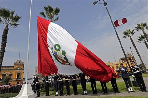 Perú Celebra El Día De La Bandera Como Homenaje A Los Combatientes De